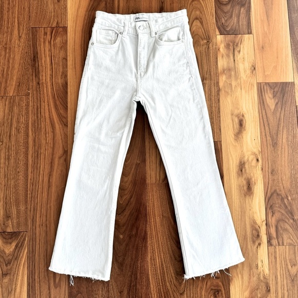 ZARA WHITE MID-RISE FLARED CROPPED JEANS size 24/2 - Picture 6 of 12